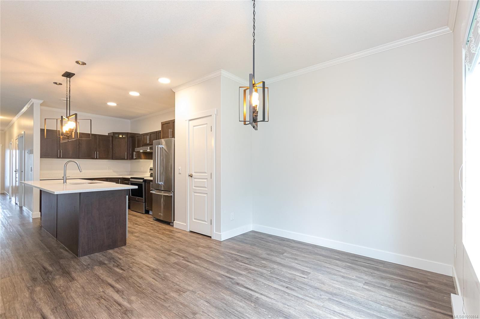 17 Saanich Ridge Dr — listing photo 10 of 48