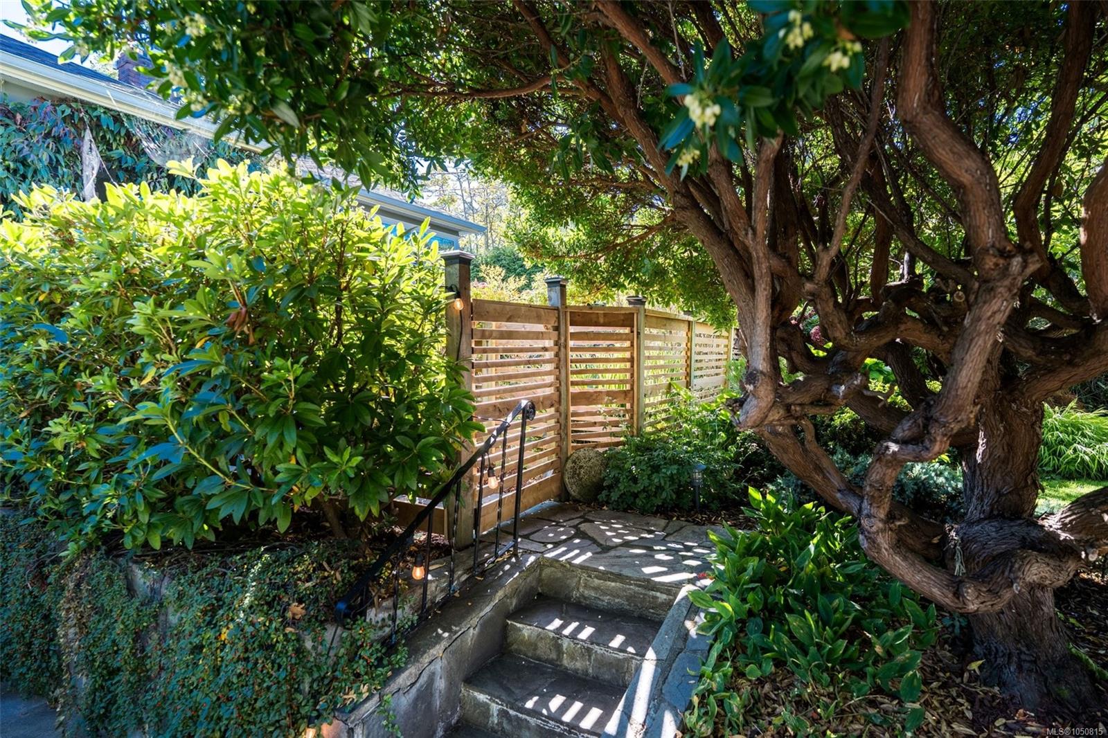 943 Linkleas Ave — listing photo 3 of 57