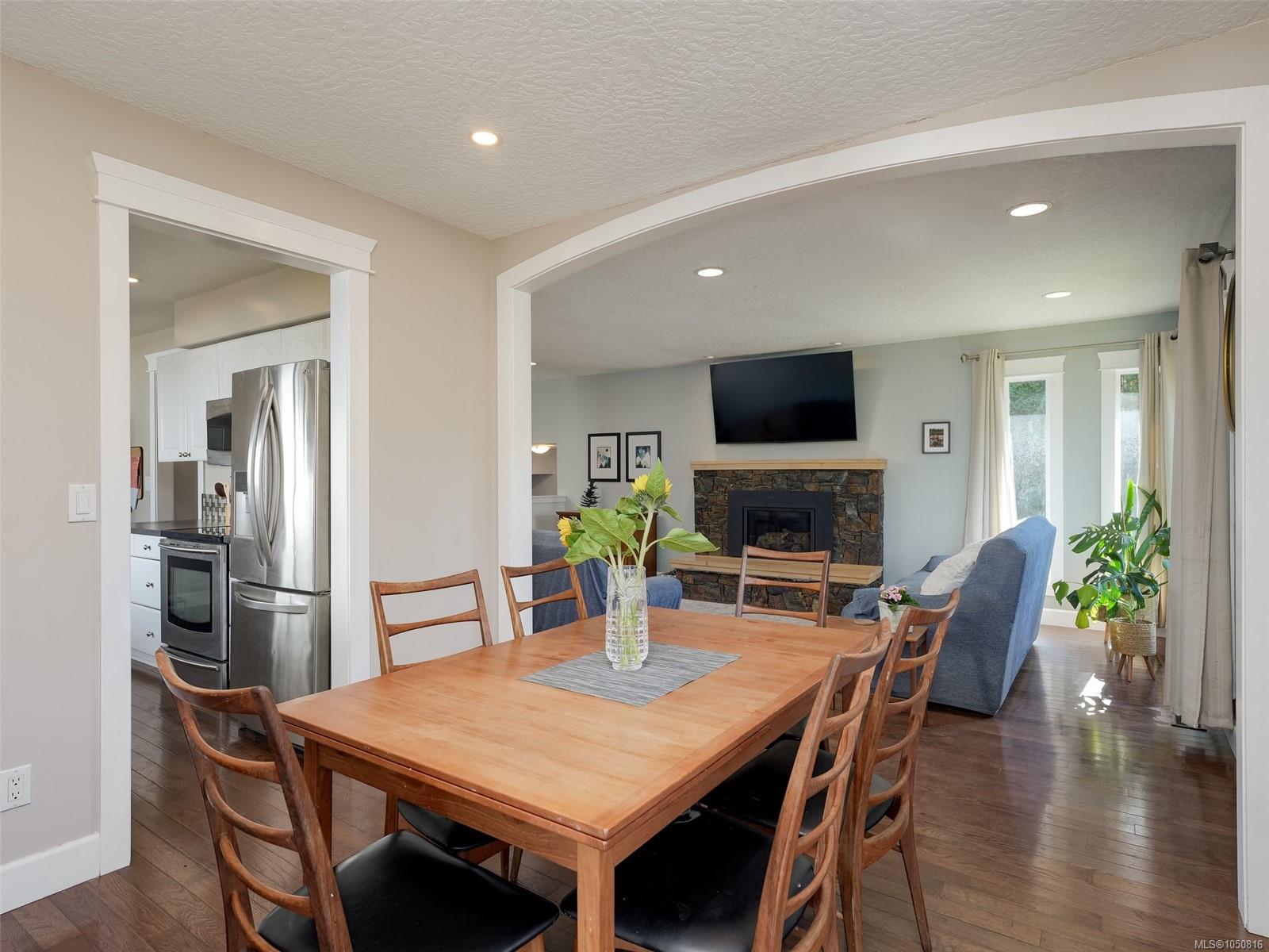 2271 Alicia Pl — listing photo 11 of 35