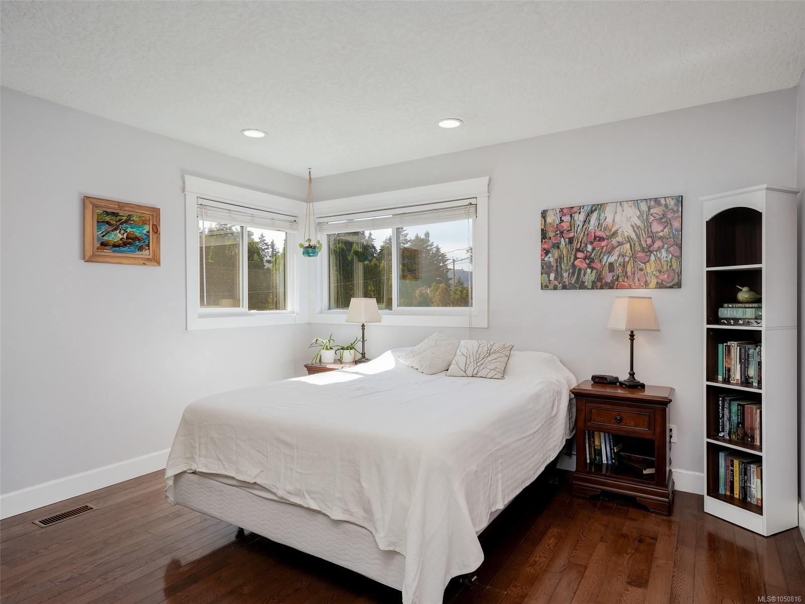2271 Alicia Pl — listing photo 12 of 35
