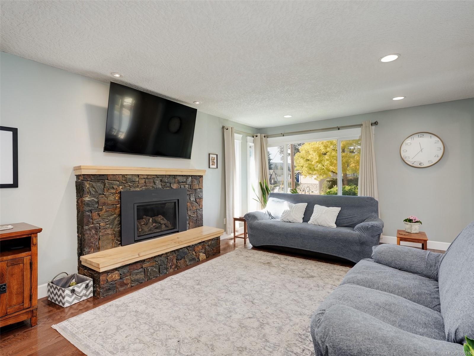 2271 Alicia Pl — listing photo 3 of 35