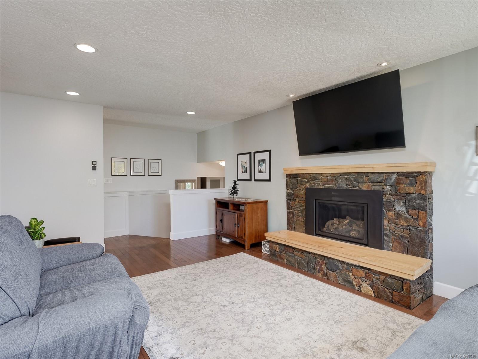 2271 Alicia Pl — listing photo 5 of 35