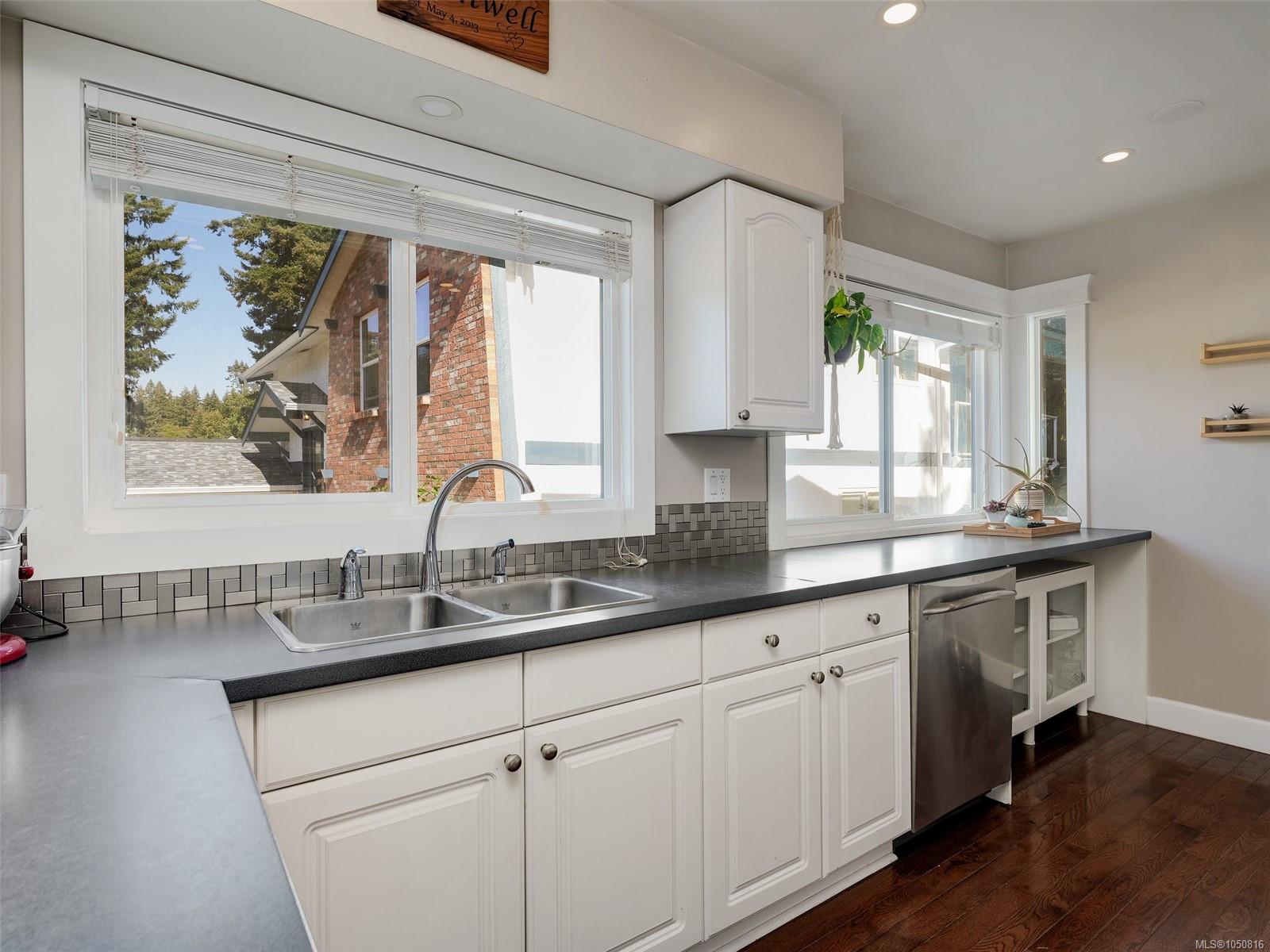 2271 Alicia Pl — listing photo 9 of 35