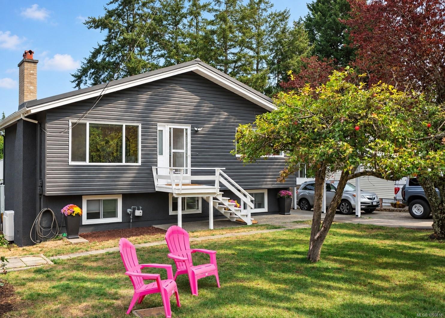 558 Kenneth St — listing photo 2 of 43