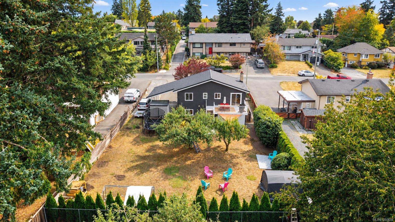 558 Kenneth St — listing photo 5 of 43