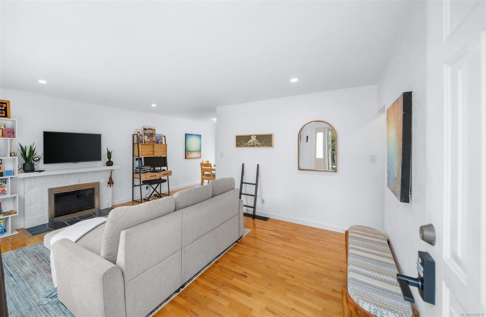 558 Kenneth St — listing photo 7 of 43