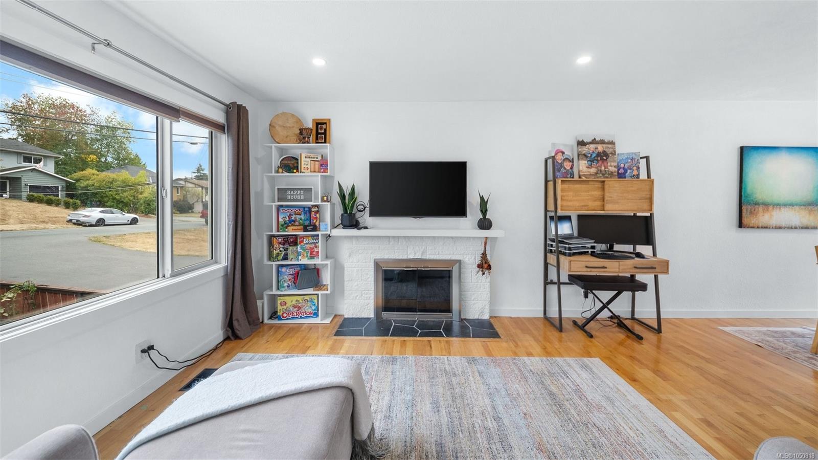 558 Kenneth St — listing photo 9 of 43