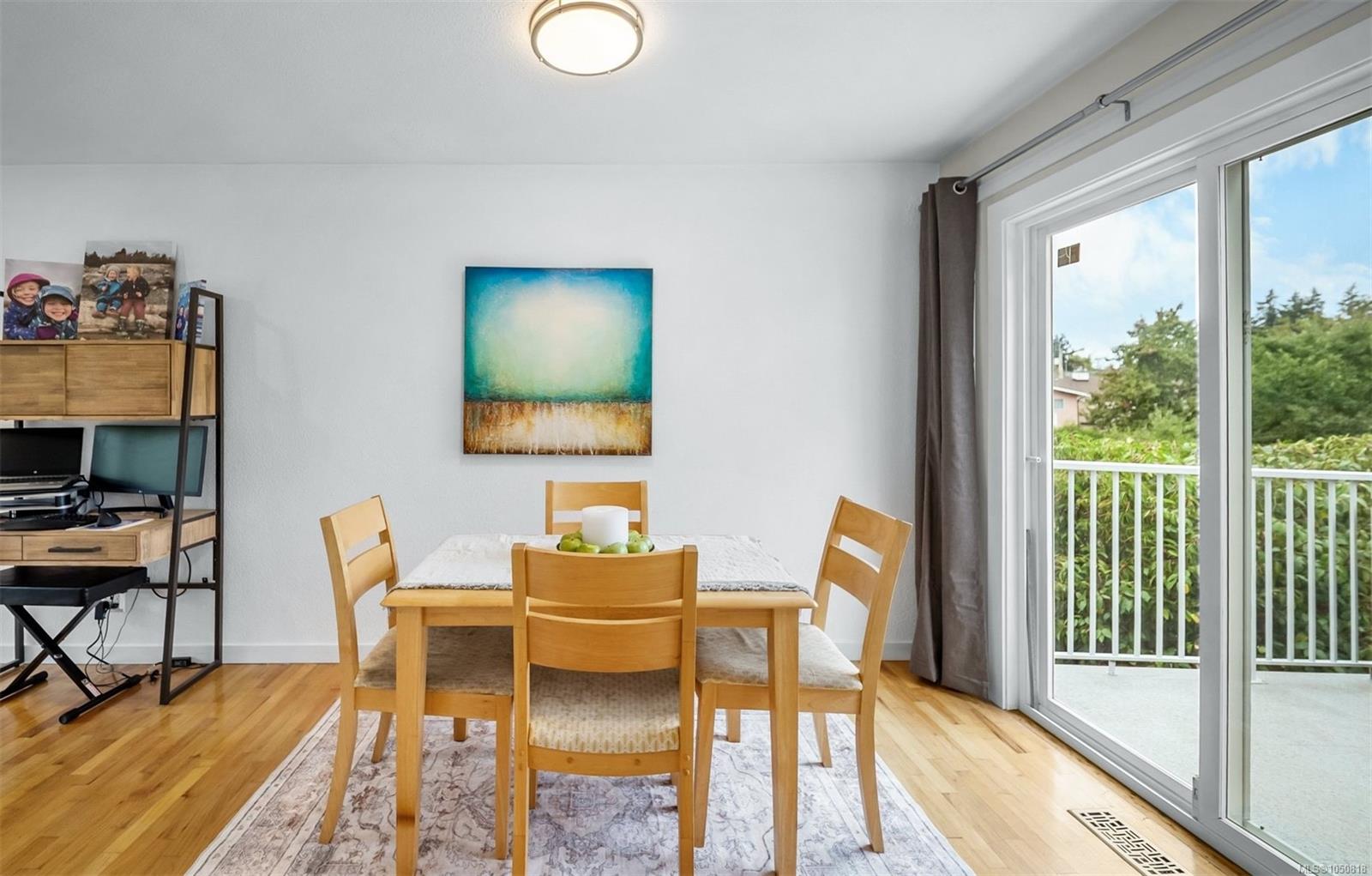 558 Kenneth St — listing photo 10 of 43