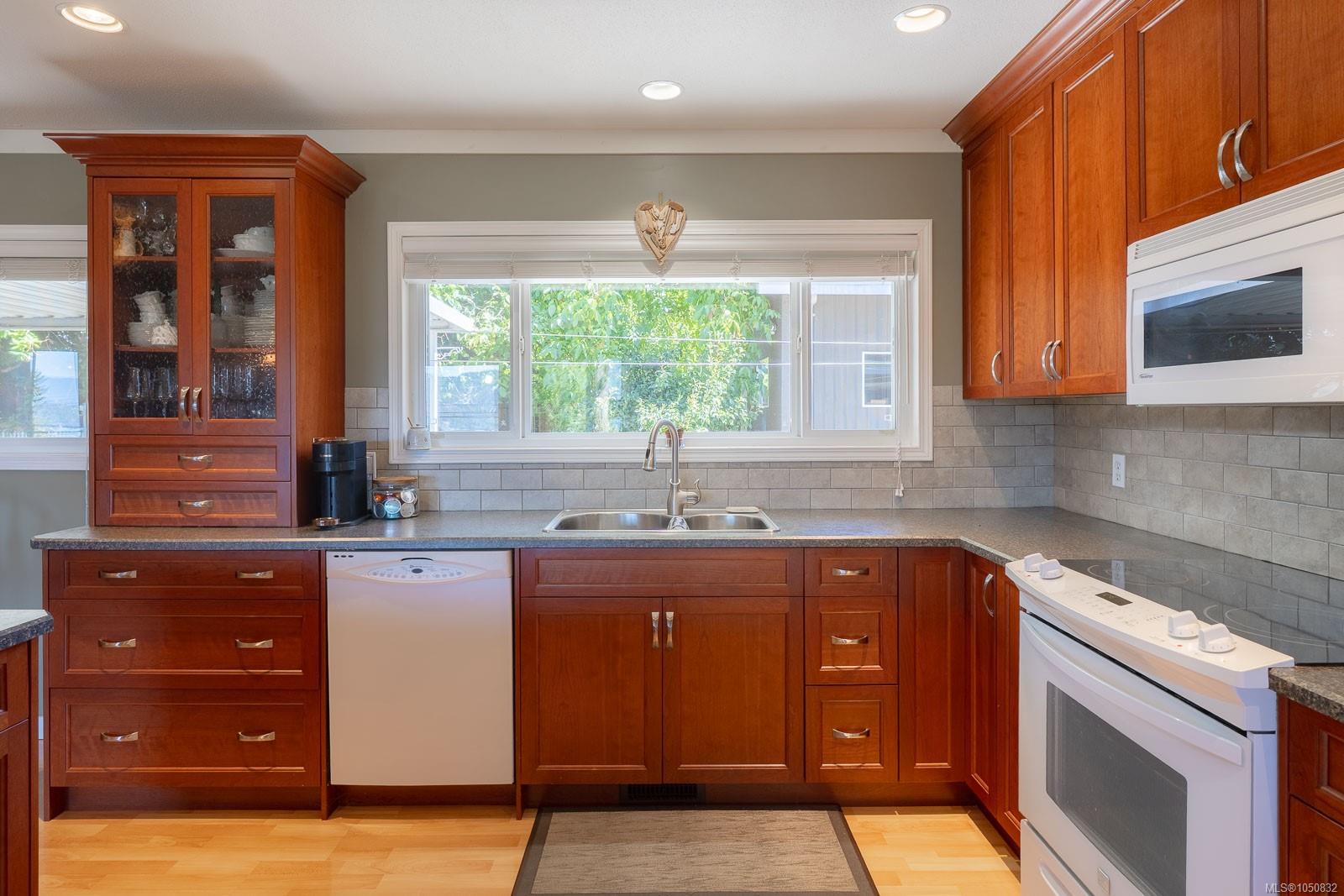 2373 Anderson Ave — listing photo 5 of 56