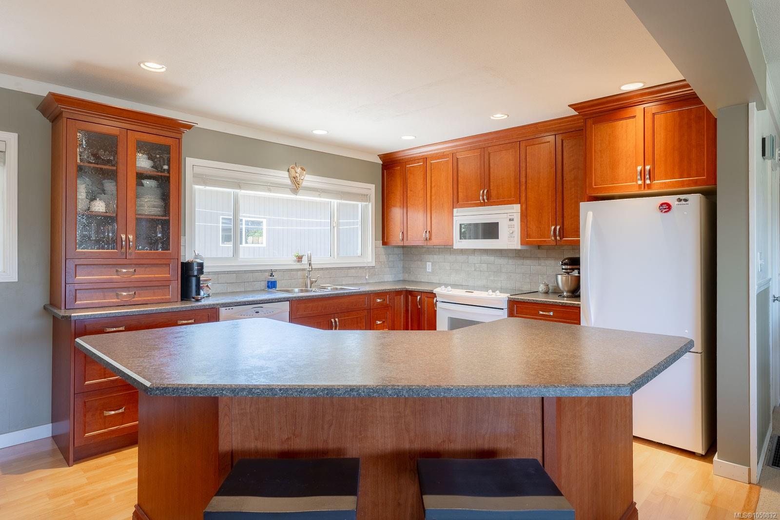 2373 Anderson Ave — listing photo 6 of 56
