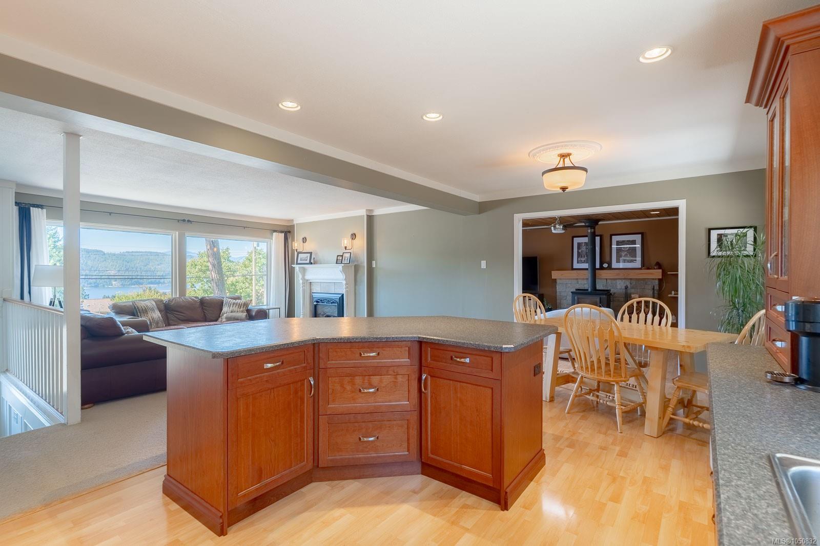 2373 Anderson Ave — listing photo 9 of 56