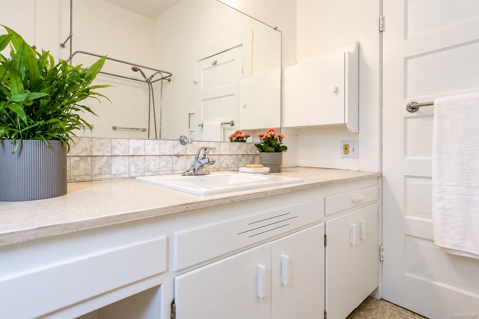 1215 Queens Ave — listing photo 11 of 50