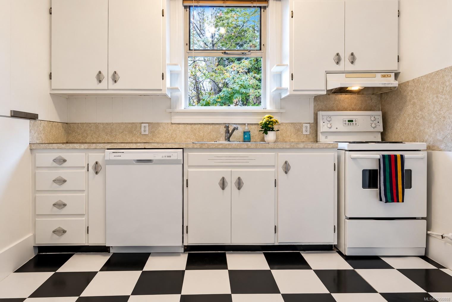 1215 Queens Ave — listing photo 6 of 50