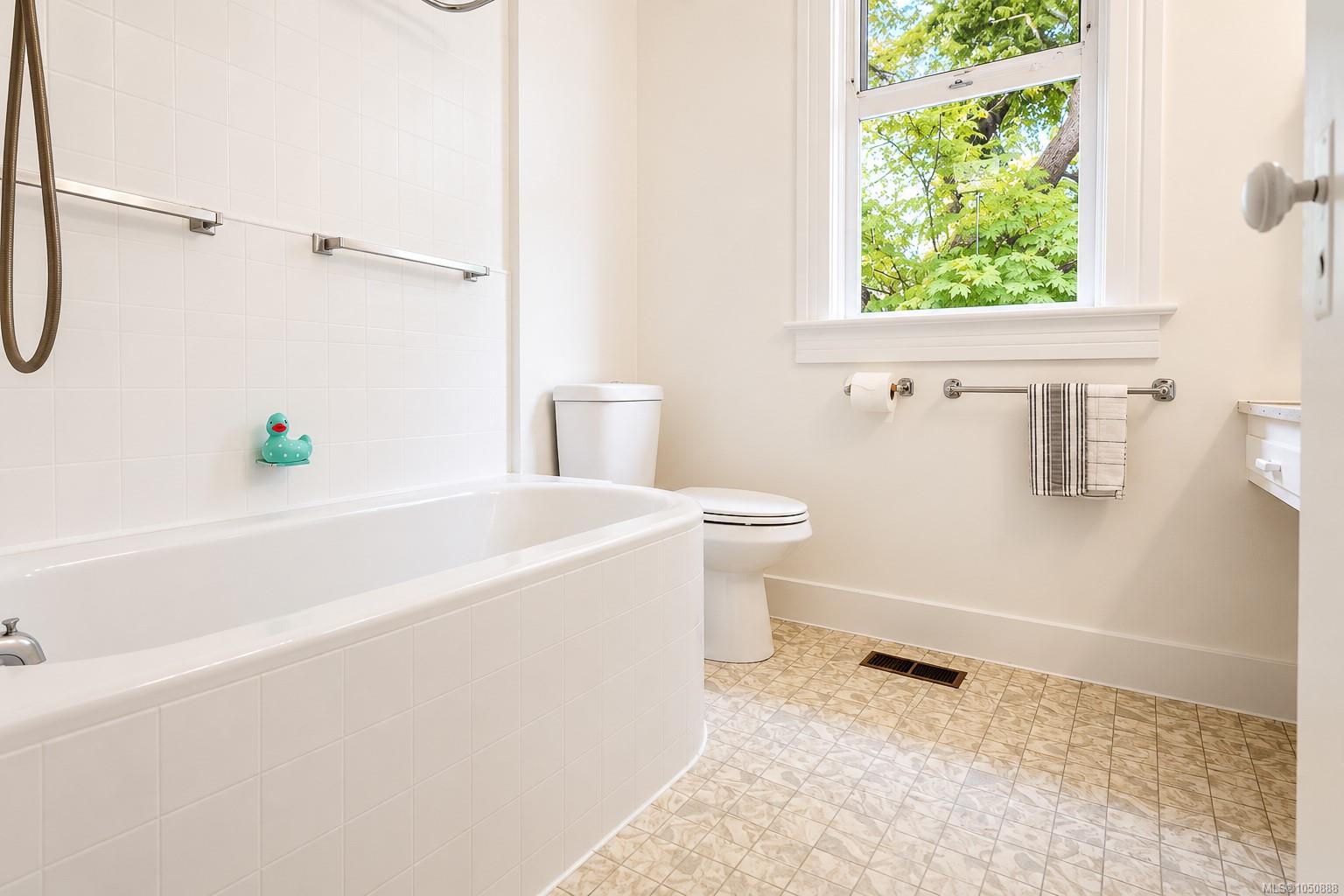1215 Queens Ave — listing photo 10 of 50