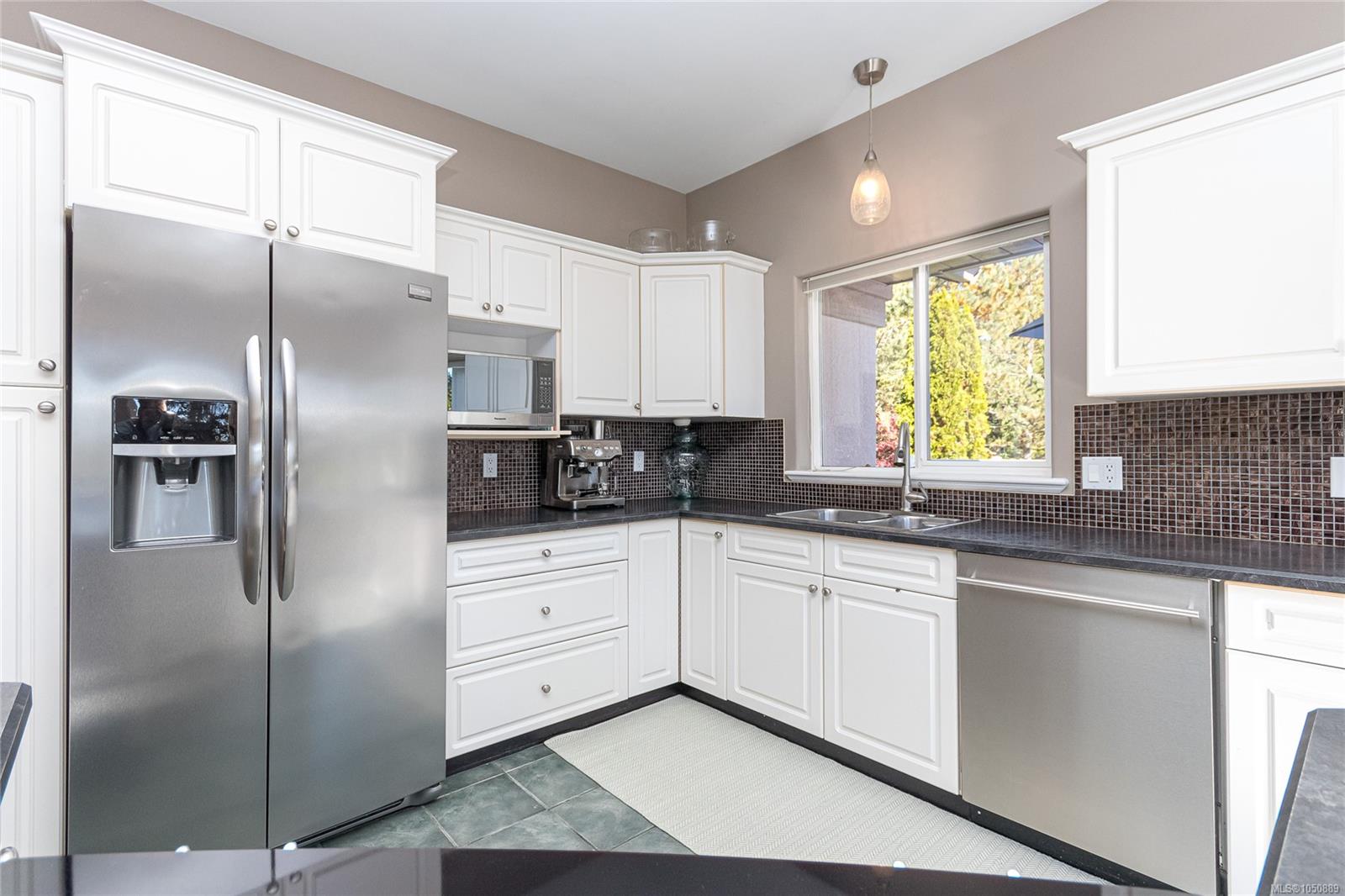 8593 Kingcome Cres — listing photo 12 of 50