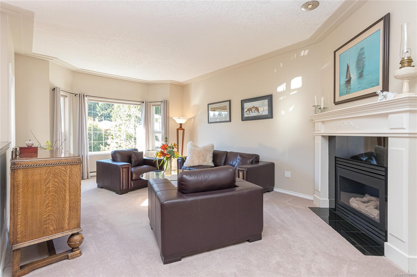 8593 Kingcome Cres — listing photo 5 of 50