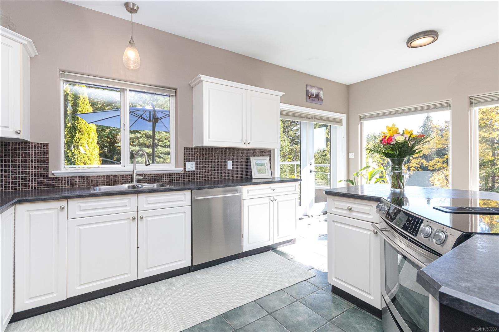8593 Kingcome Cres — listing photo 10 of 50