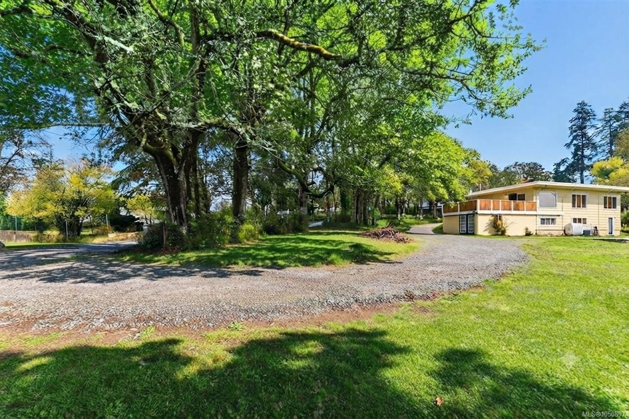 4589 Scarborough Rd — listing photo 3 of 34