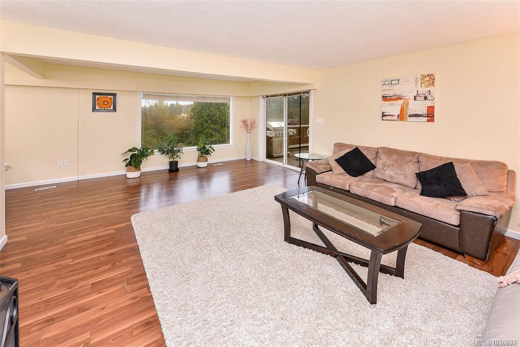 4589 Scarborough Rd — listing photo 7 of 34
