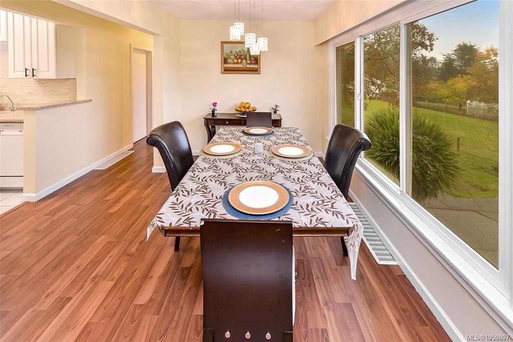 4589 Scarborough Rd — listing photo 10 of 34