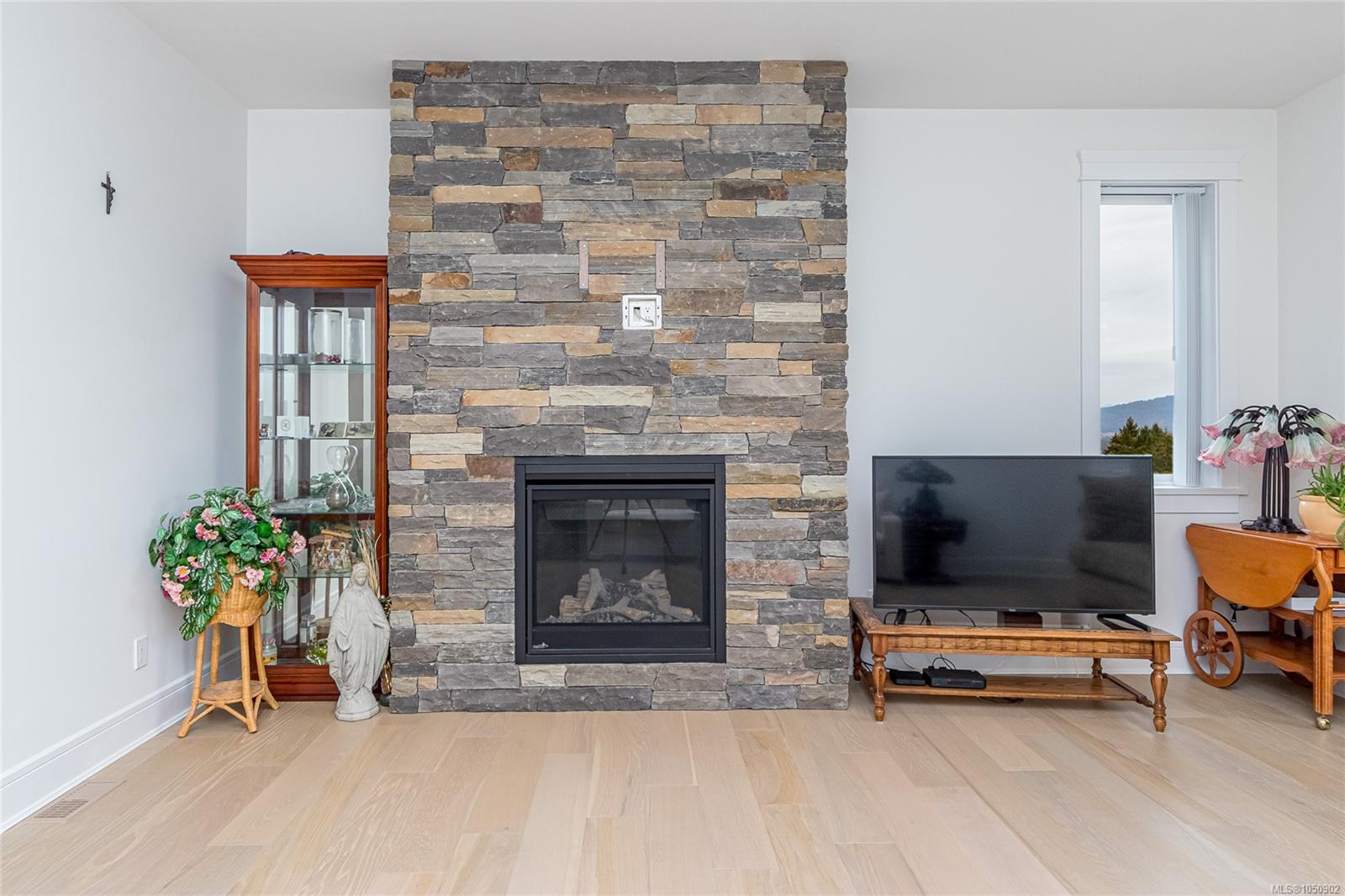 6286 Highwood Dr — listing photo 11 of 55