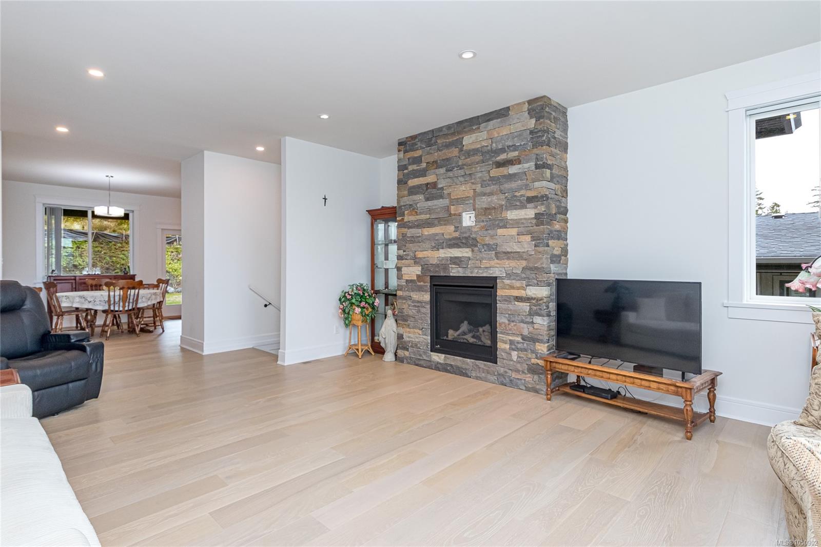 6286 Highwood Dr — listing photo 9 of 55