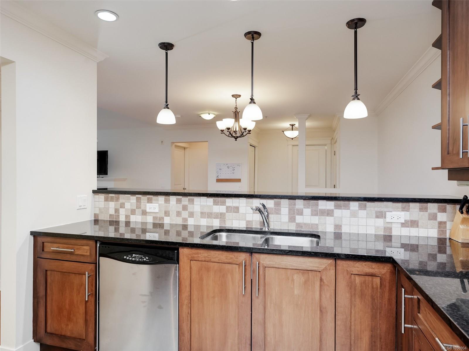 308-537 Heatherdale Lane — listing photo 11 of 36