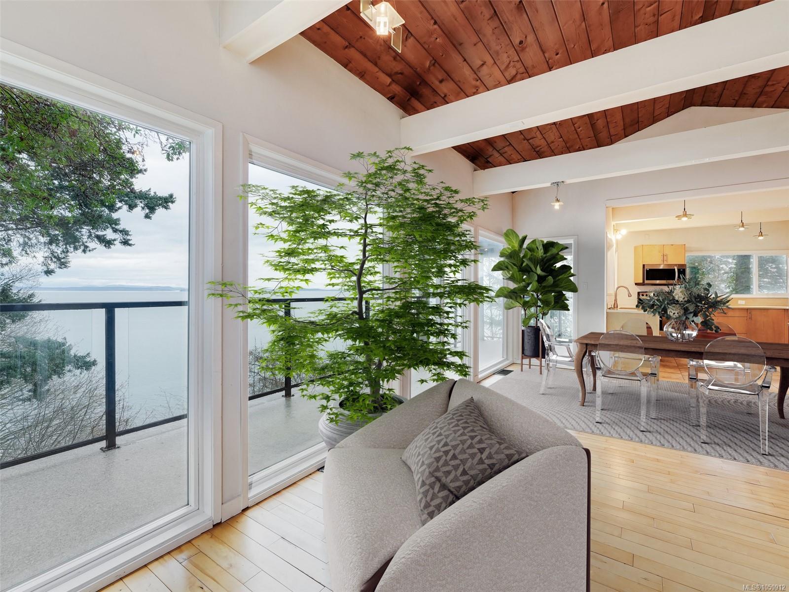 4553 Cordova Bay Rd — listing photo 11 of 41