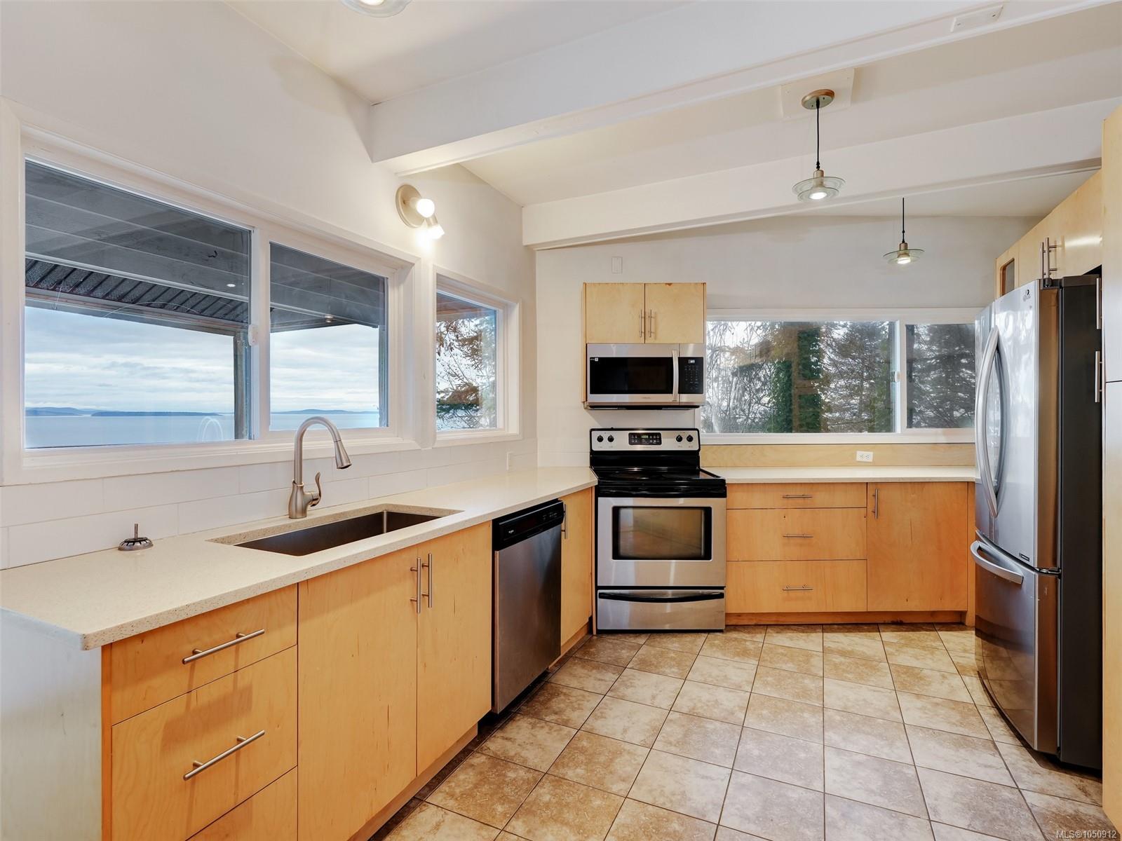 4553 Cordova Bay Rd — listing photo 12 of 41