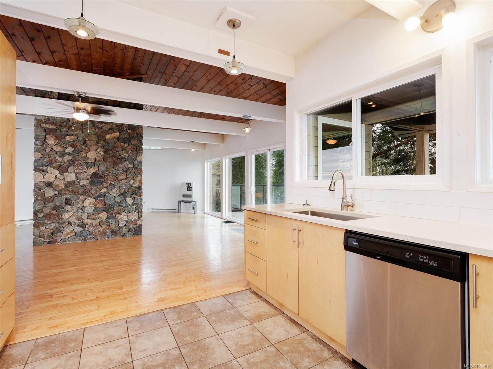 4553 Cordova Bay Rd — listing photo 13 of 41