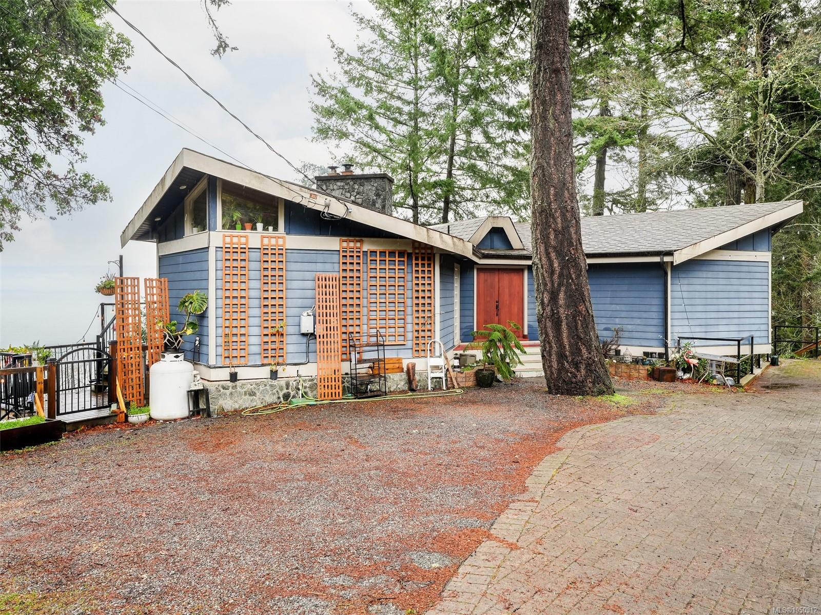 4553 Cordova Bay Rd — listing photo 3 of 41