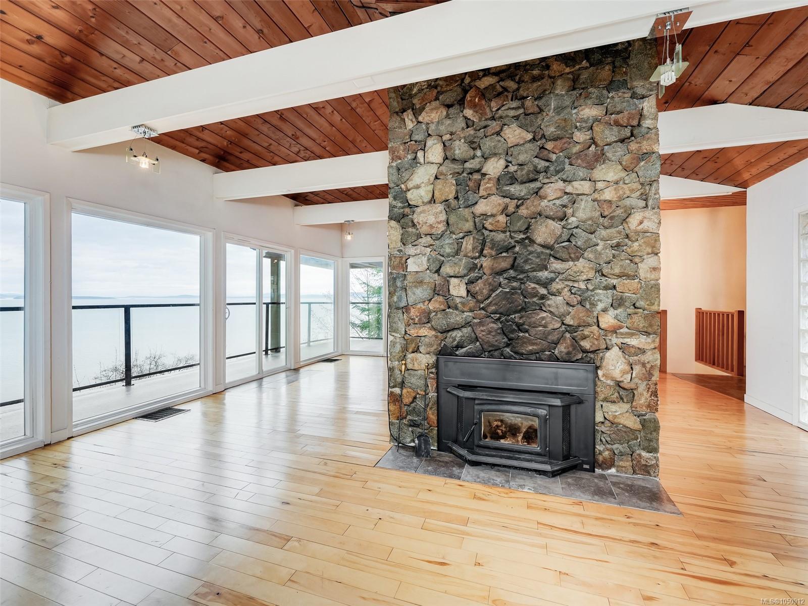 4553 Cordova Bay Rd — listing photo 5 of 41