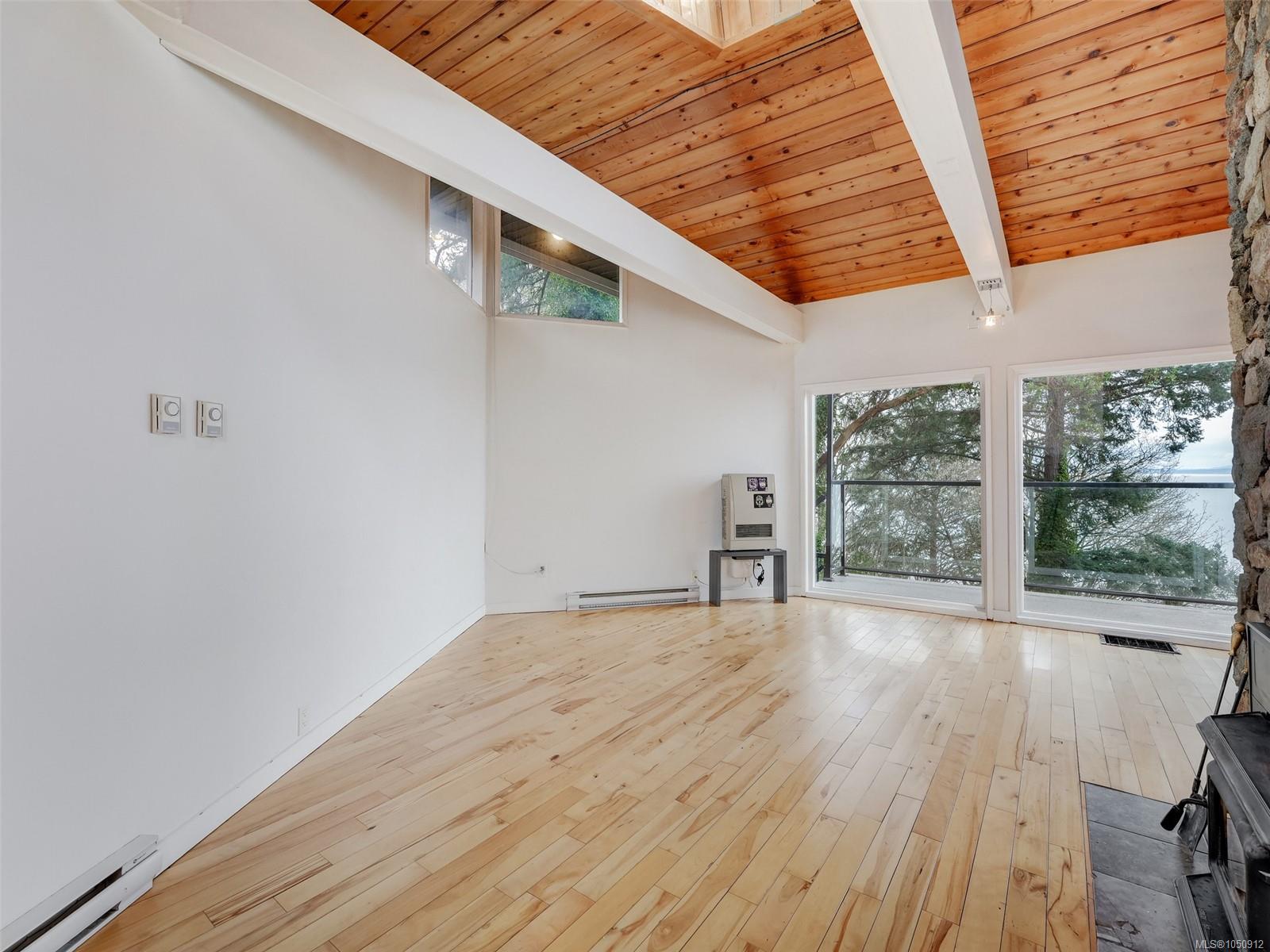 4553 Cordova Bay Rd — listing photo 6 of 41