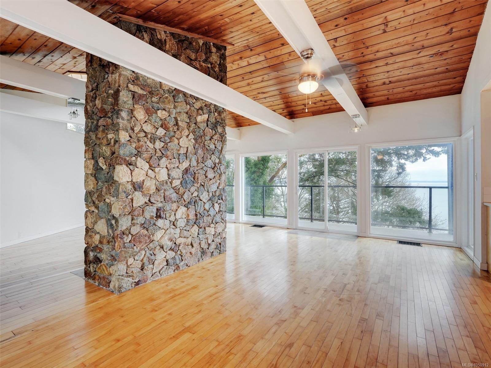4553 Cordova Bay Rd — listing photo 9 of 41