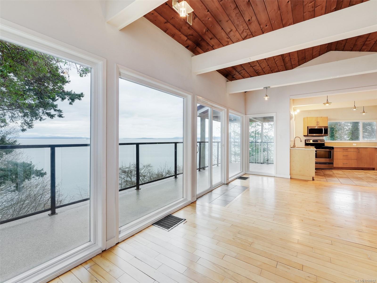 4553 Cordova Bay Rd — listing photo 10 of 41