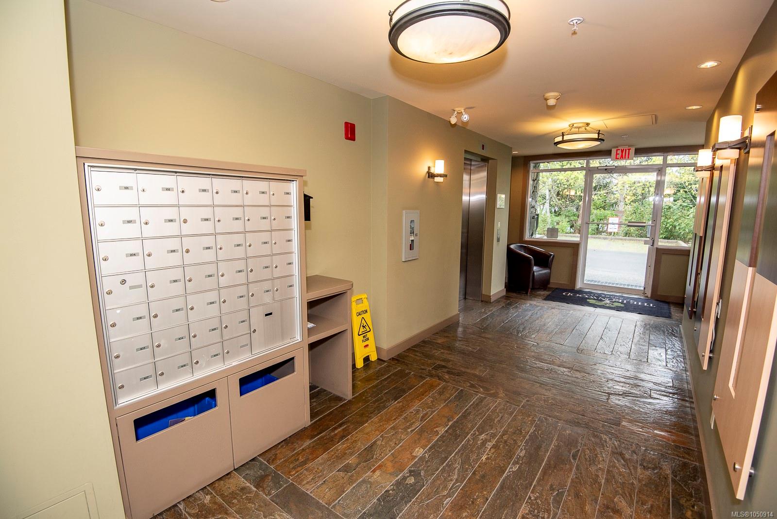 302D-1115 Craigflower Rd — listing photo 5 of 41