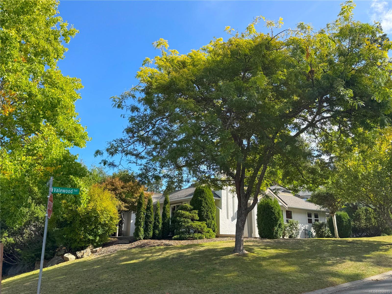 1096 Valewood Trail — listing photo 3 of 46