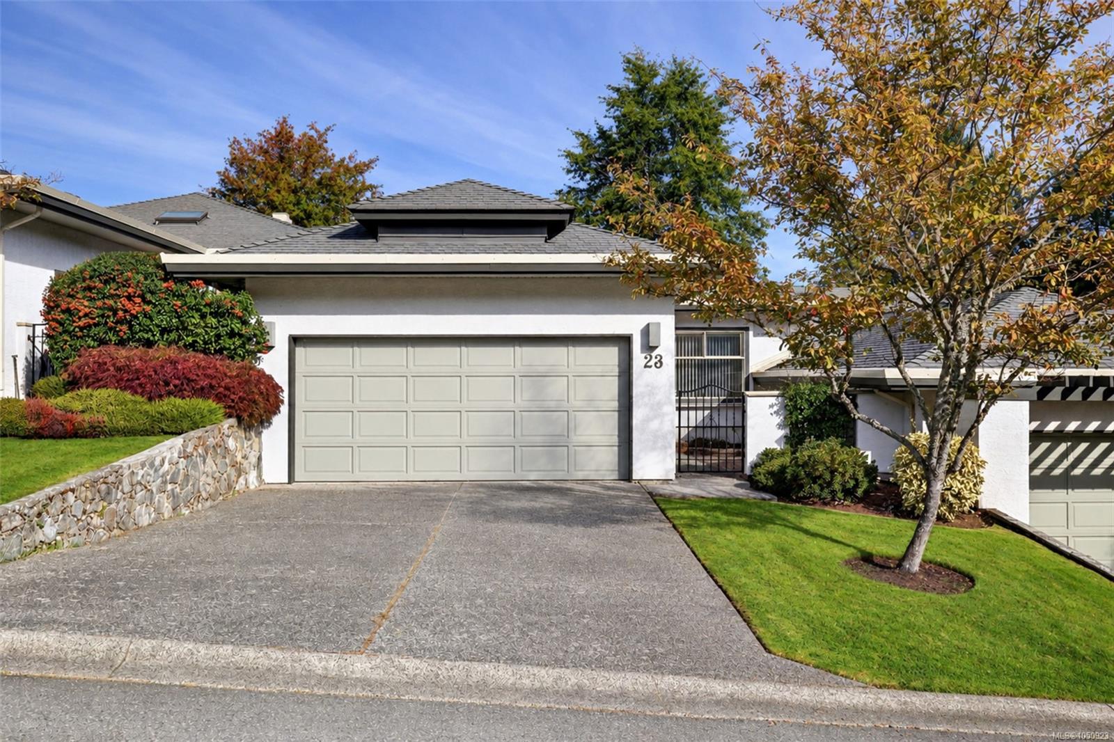 23-4360 Emily Carr Dr — listing photo 2 of 40