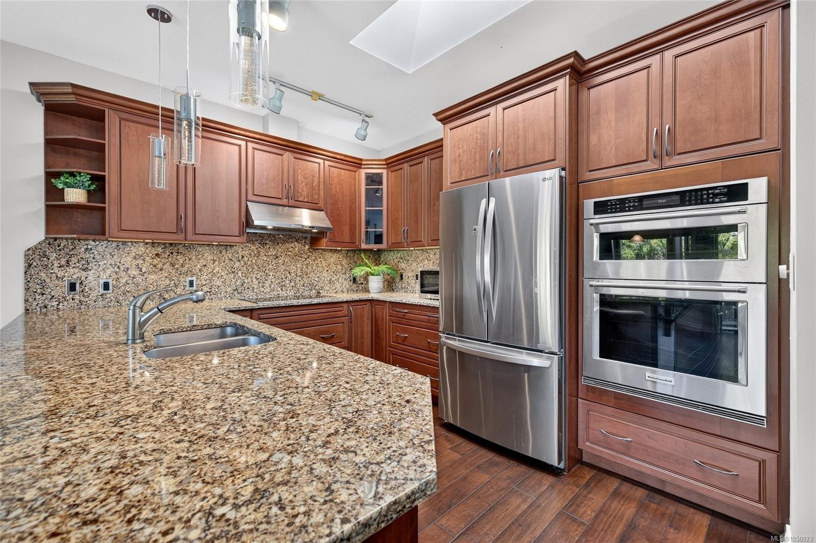 23-4360 Emily Carr Dr — listing photo 13 of 40