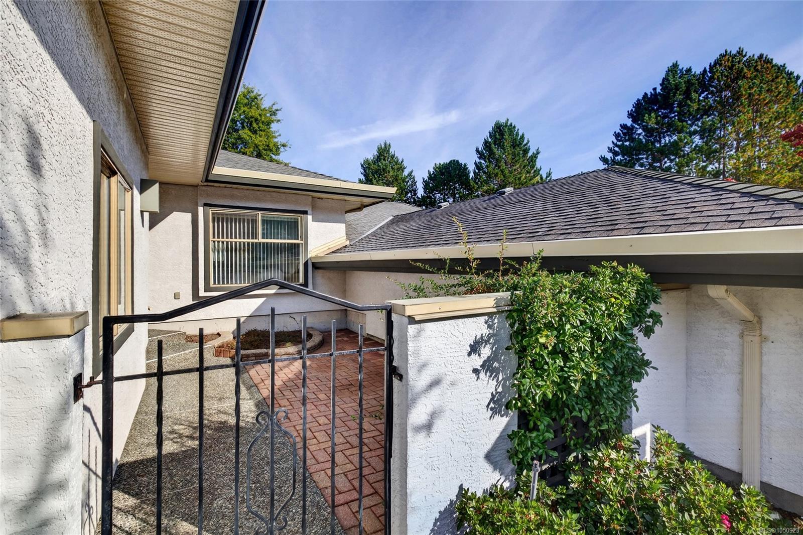 23-4360 Emily Carr Dr — listing photo 3 of 40