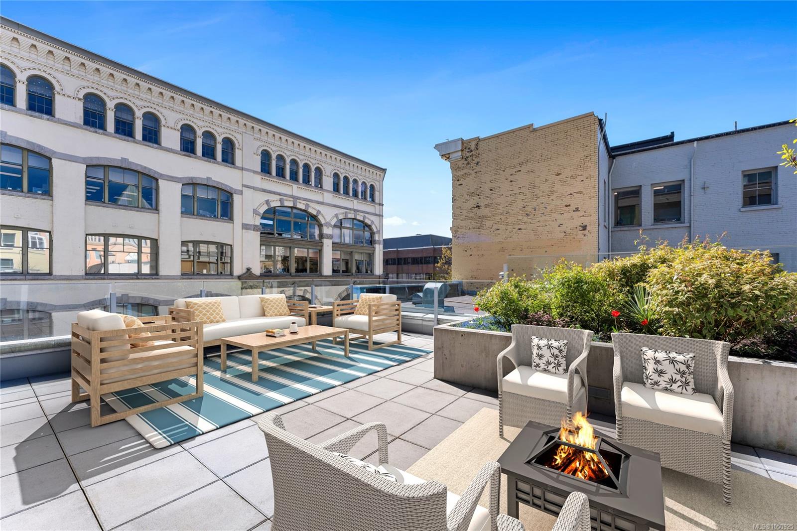 302-608 Broughton St — listing photo 3 of 64