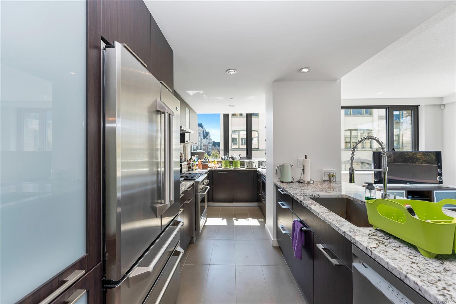 302-608 Broughton St — listing photo 7 of 64