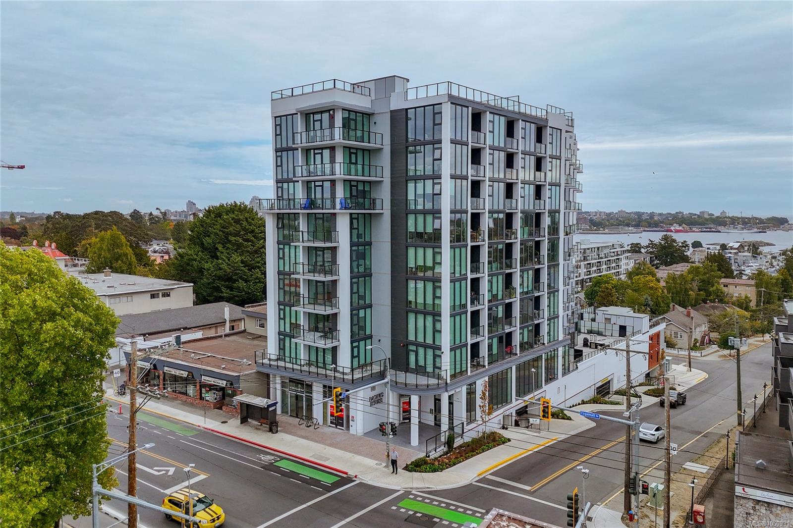 807-899 Esquimalt Rd — listing photo 2 of 37