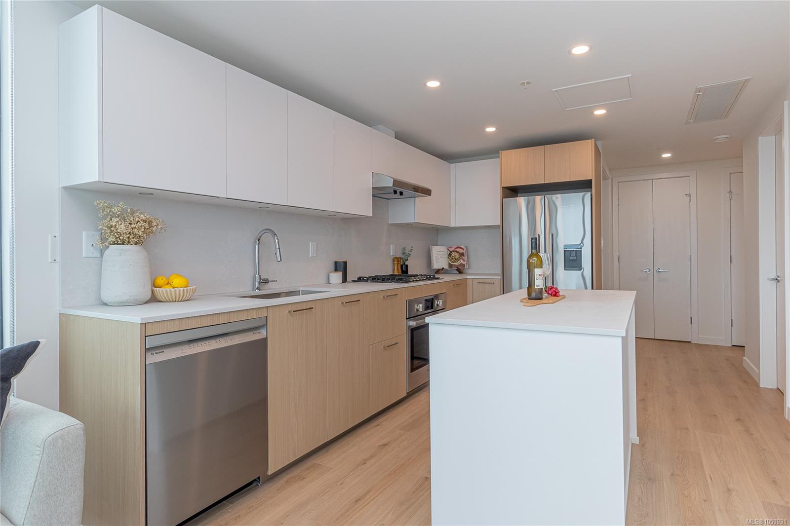 807-899 Esquimalt Rd — listing photo 11 of 37
