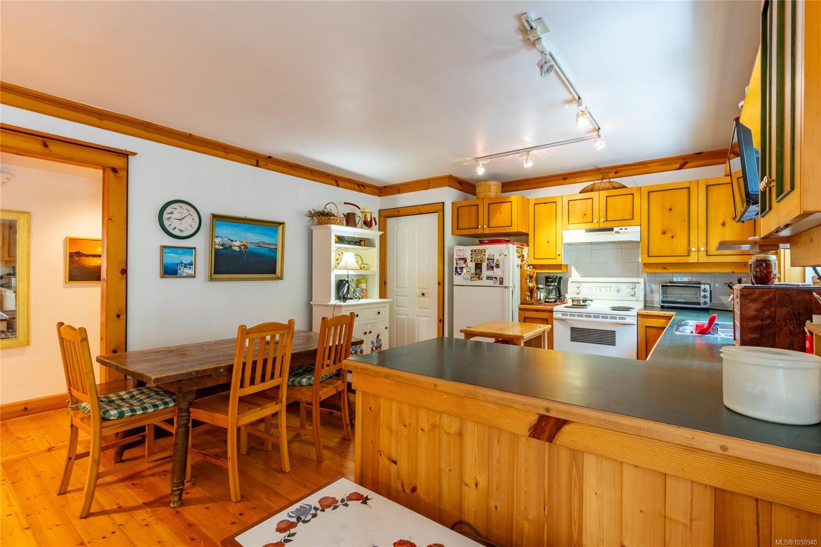 3706 Starboard Cres — listing photo 6 of 40