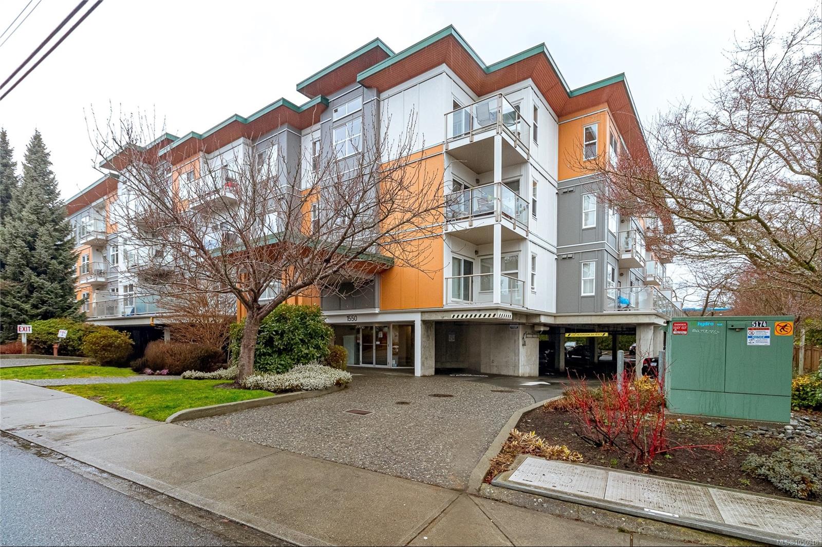 216-1550 Church Ave — listing photo 4 of 29