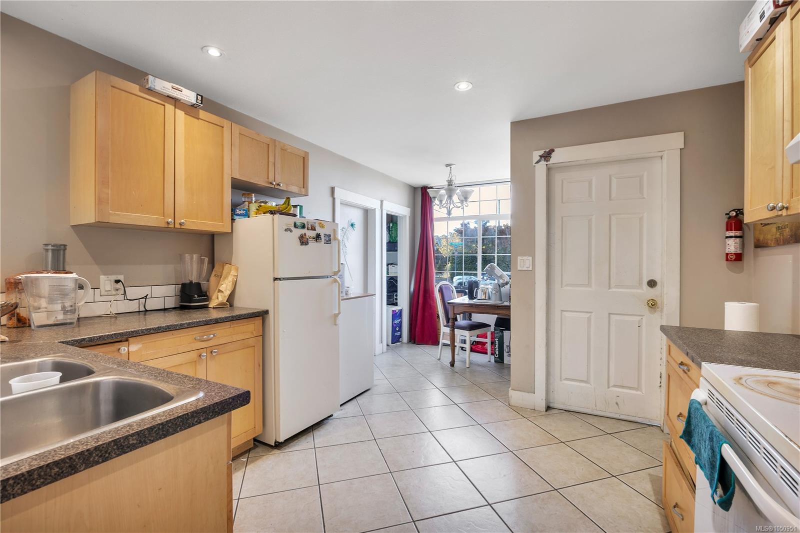 695 Franklyn St — listing photo 4 of 13