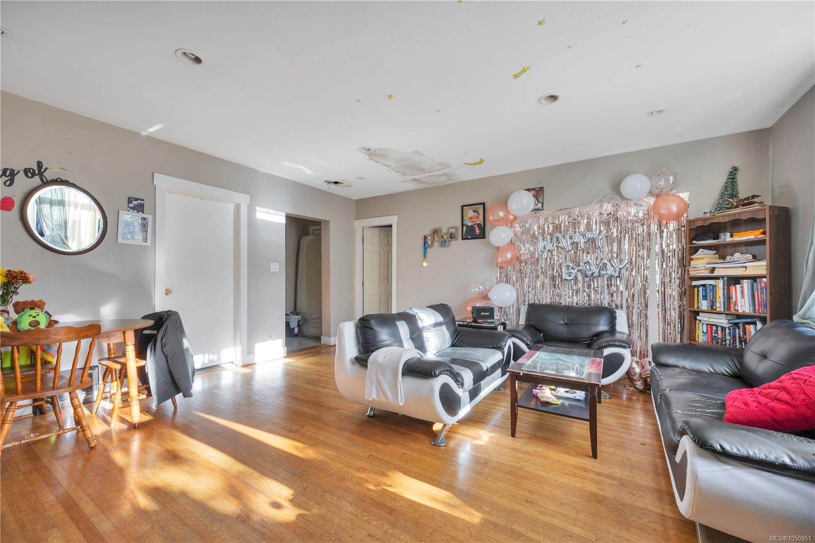 695 Franklyn St — listing photo 5 of 13