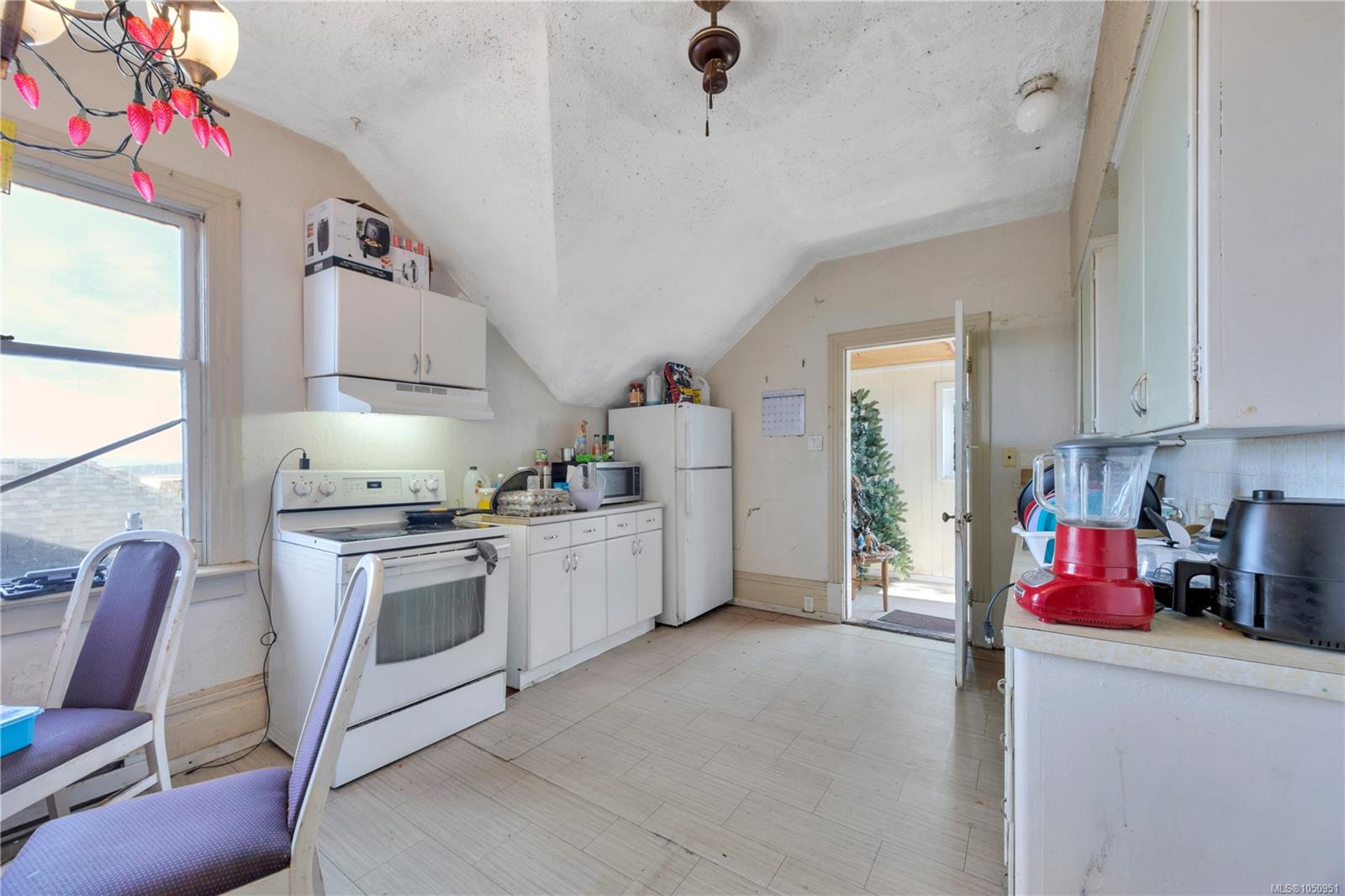 695 Franklyn St — listing photo 8 of 13