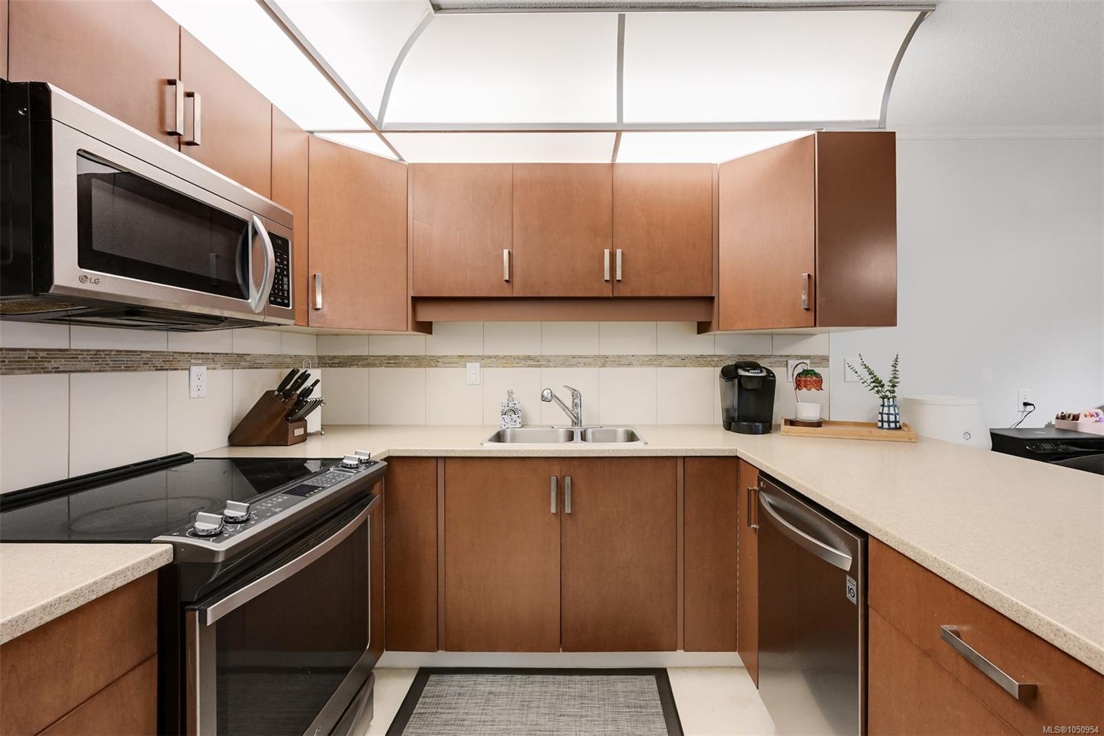 303-1625 Belmont Ave — listing photo 8 of 28